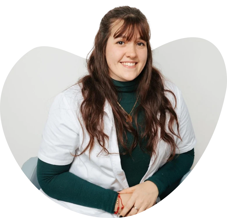 retrato de la doctora praticia sevillano sentada en la silla pelvisculpt