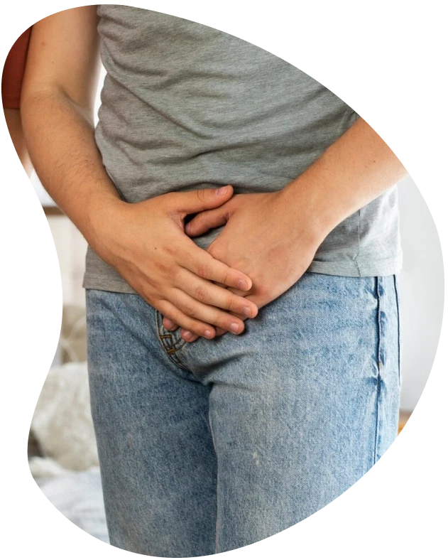 hombre con incontinencia urinaria tapándose la ingle