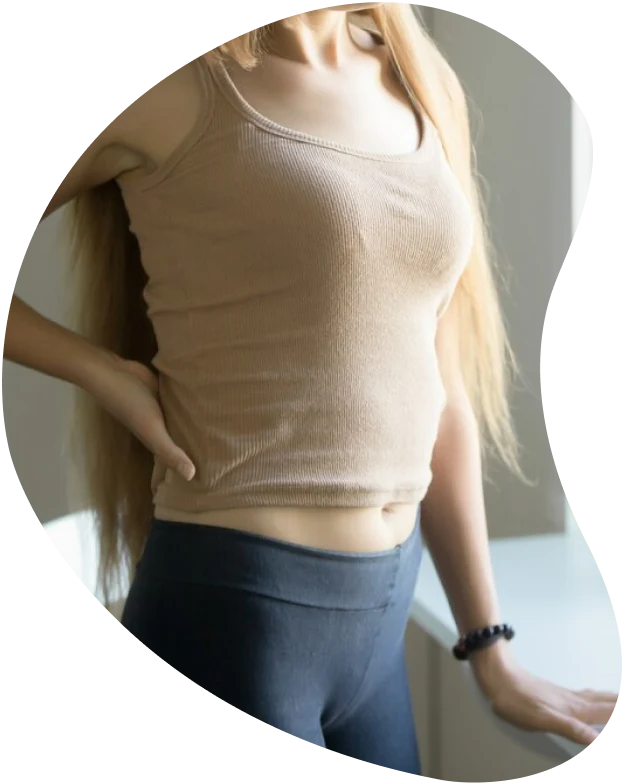 mujer sosteniéndose la espalda por dolor